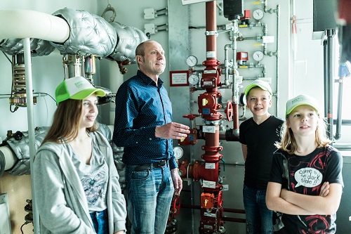 kinderen bij CV-installatie school