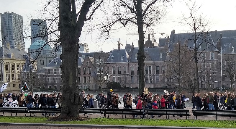 klimaatdemonstratie scholieren loopt langs het Torentje