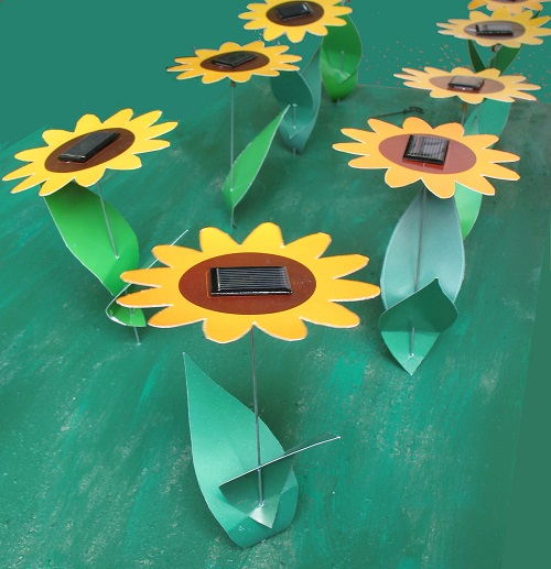 zonnebloemen met zonnepanelen