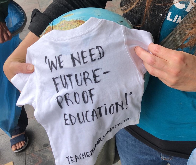 we need futureproof education op t-shirt