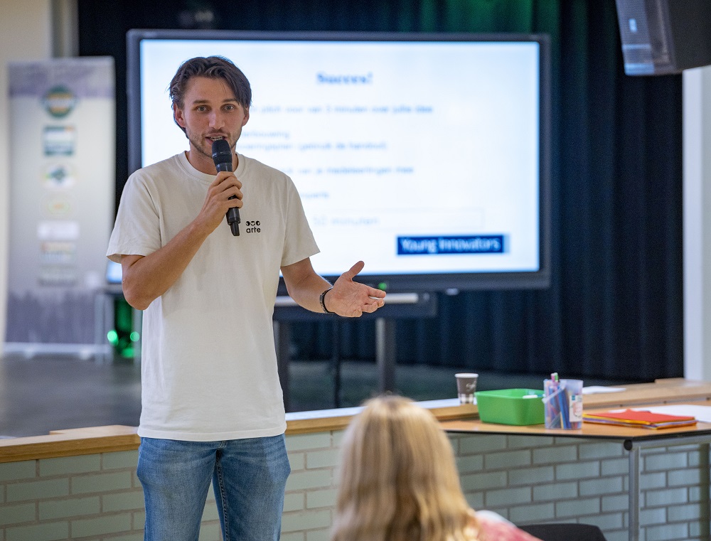 Floris geeft uitleg aan leerling