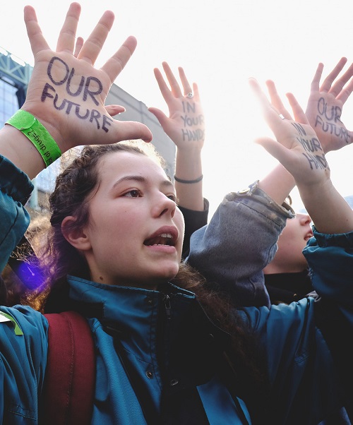 jongere met our future in hand geschreven