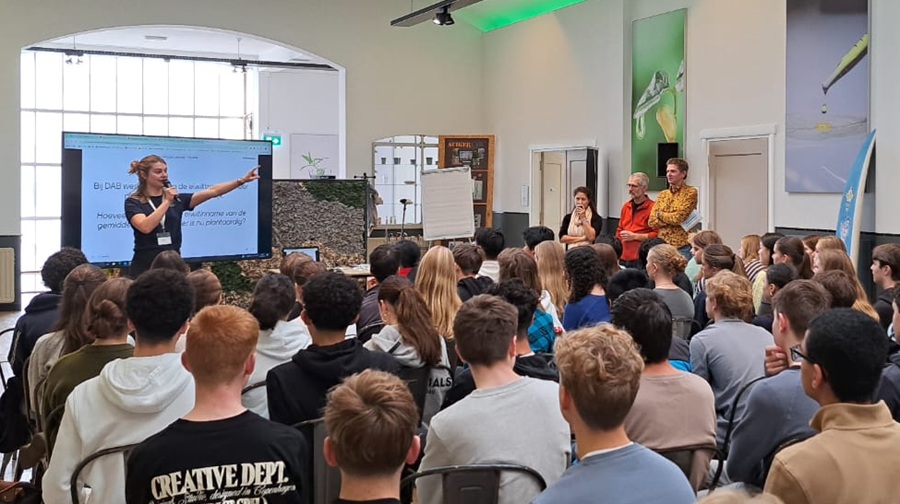 een docent introduceert de climathon