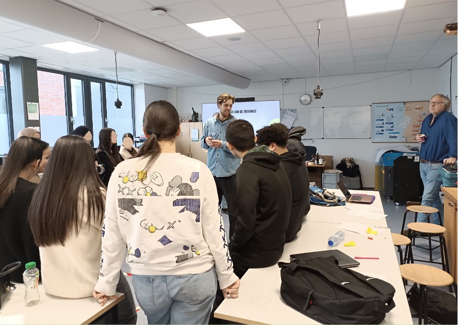 Timo geeft les aan VMBO-leerlingen 