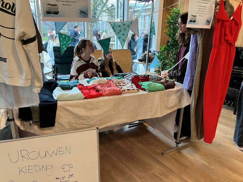 kraam met tweedehandskleding