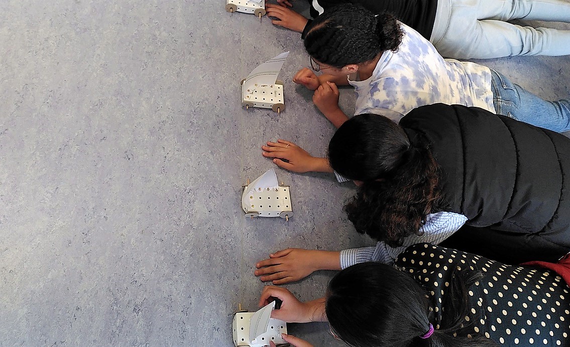 leerlingen testen windwagentjes 