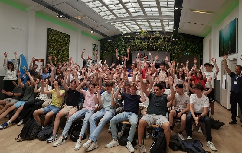 groep leerlingen juichend met handen omhoog