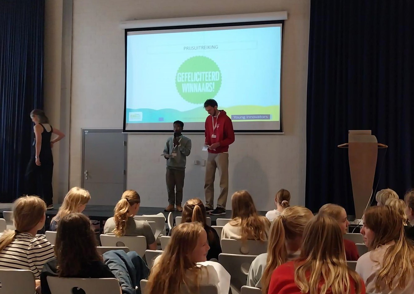 presentatie van de wnnnaars van de climathon op het Bonhoeffer College in Castricum