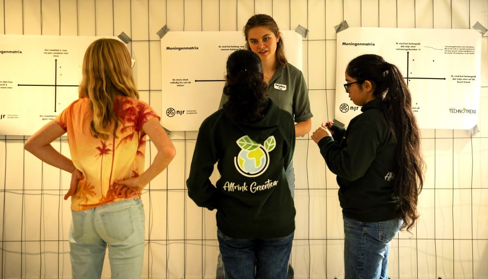 Marjolein geeft uitleg aan drie leerlingen