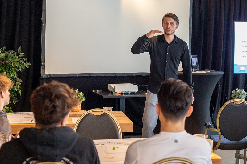 Floris legt leerlingen uit tijdens de climathon