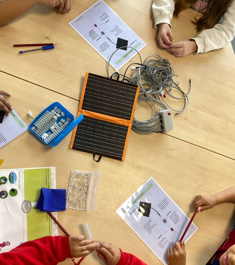 kinderen werken met een zonnepaneeltje en draden