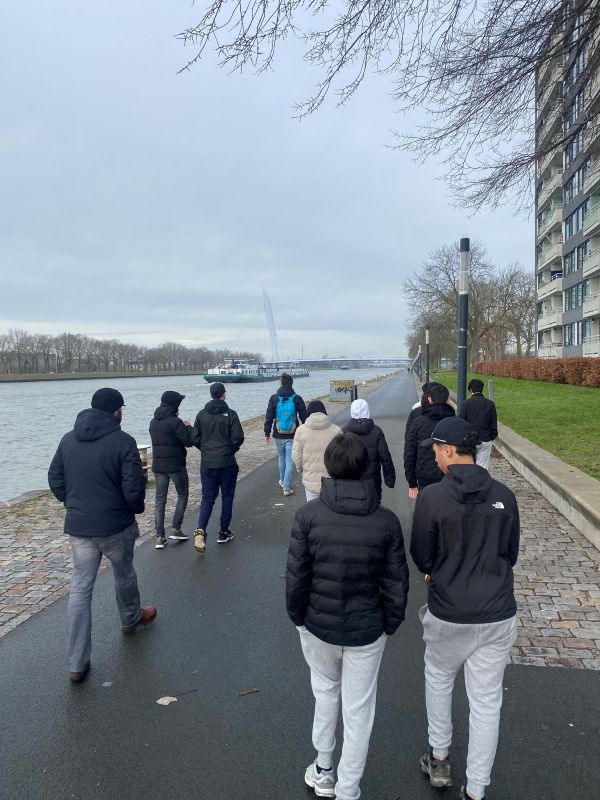 leerlingen lopen langs Amsterdam-Rijnkanaal in Kanaleneiland