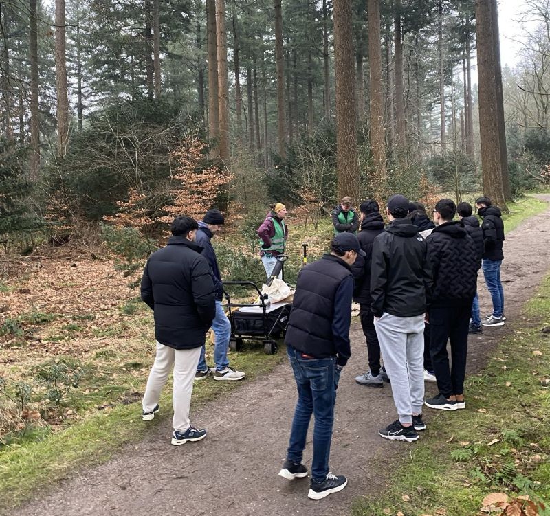 leerlingen in het bos