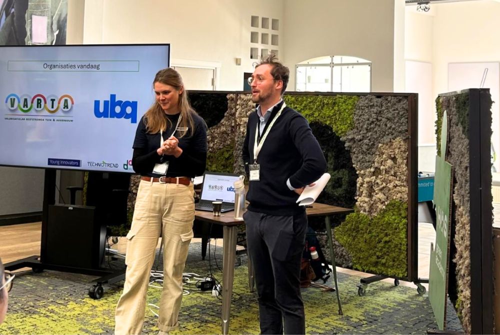 docenten geven uitleg over Varta en UBQ