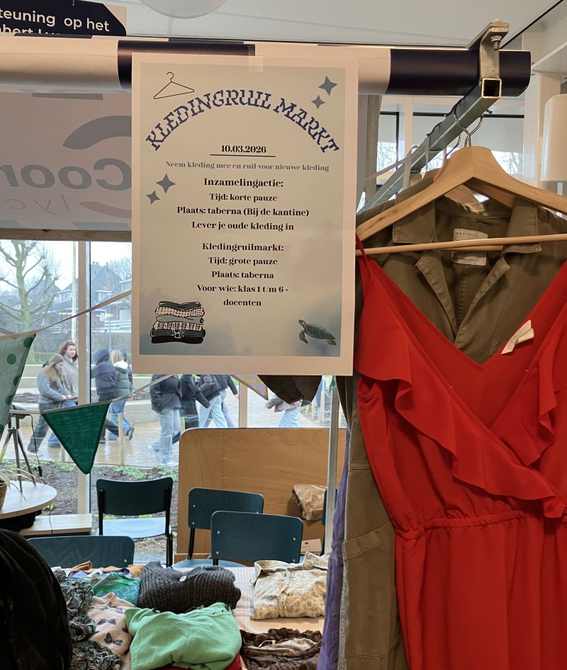 kraam met poster kledingruilmarkt
