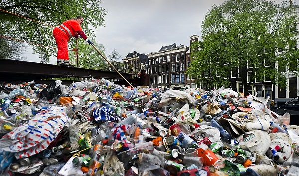 afvalschip in Amsterdam