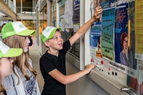 scholieren bij poster Energy Challenges