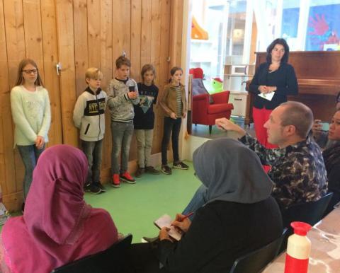 leerlingen presenteren Scholen als Energieambassade voor Indonesische gasten