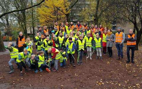 groep leerlingen voor opruimactie