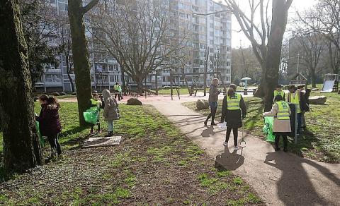 leerlingen ruimen afval op in Overvecht