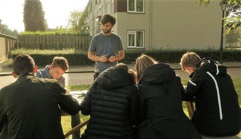 leerlingen buiten aan de slag