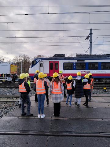 leerlingen bij trein