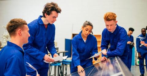 leerlingen werken aan zonnepanelen