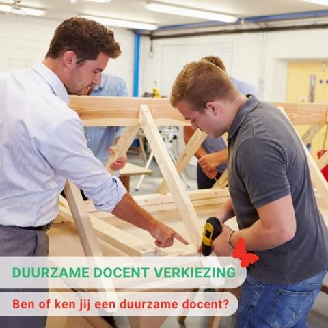 docent houtbewerking met student en aankondiging verkiezing