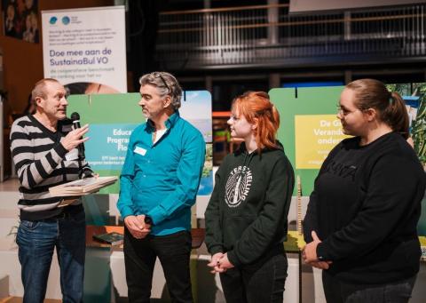 Patrick reikt de SustainaBul VO uit aan Huizermaat