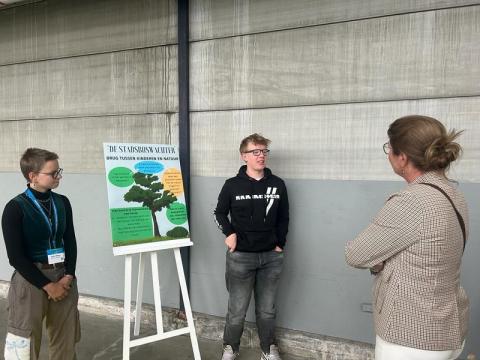 Minister Van der Wal luistert naar de presentatie De Stadsboswachter