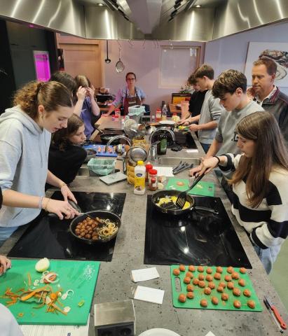 leerlingen bakken duurzame bitterballen