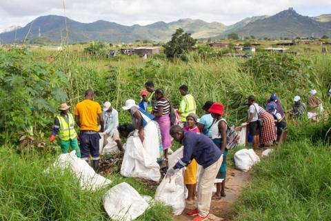 groep mensen ruimt afval op in Mutare, Zimbabwe