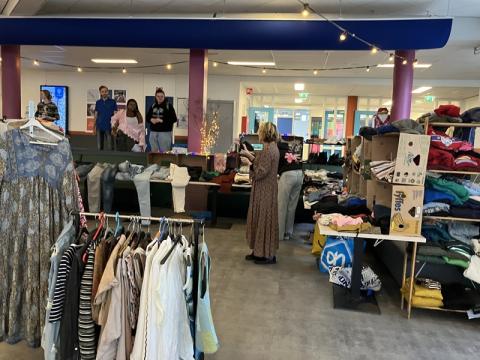 lokaal met kledingrekken