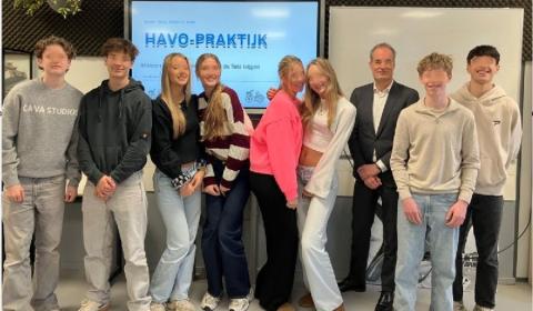 leerlingen Stanislas college Zoetermeer poseren met docent, geblurred