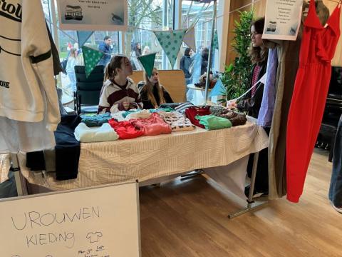 kraam met tweedehandskleding