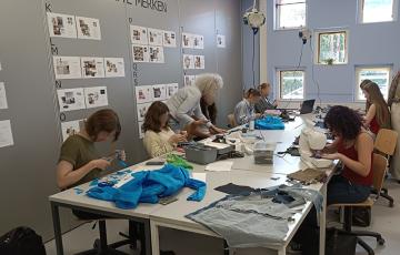 studenten hergebruiken textiel voor nieuwe kledingstukken